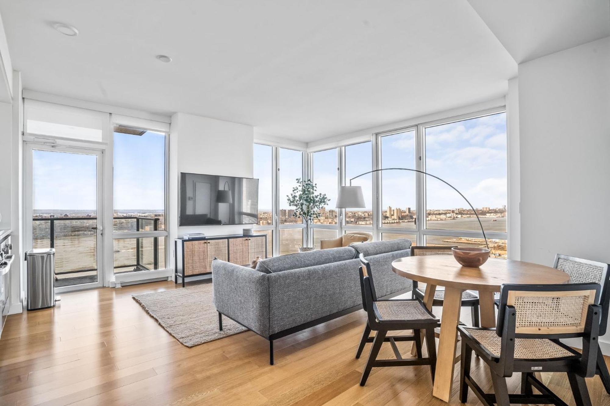 Cloud Crest Apt 2bd 2bath *